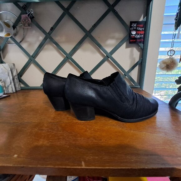 Baretraps Women's 8.5M  Black Faux Suede Slip-On Ankle Boots - Picture 7 of 9